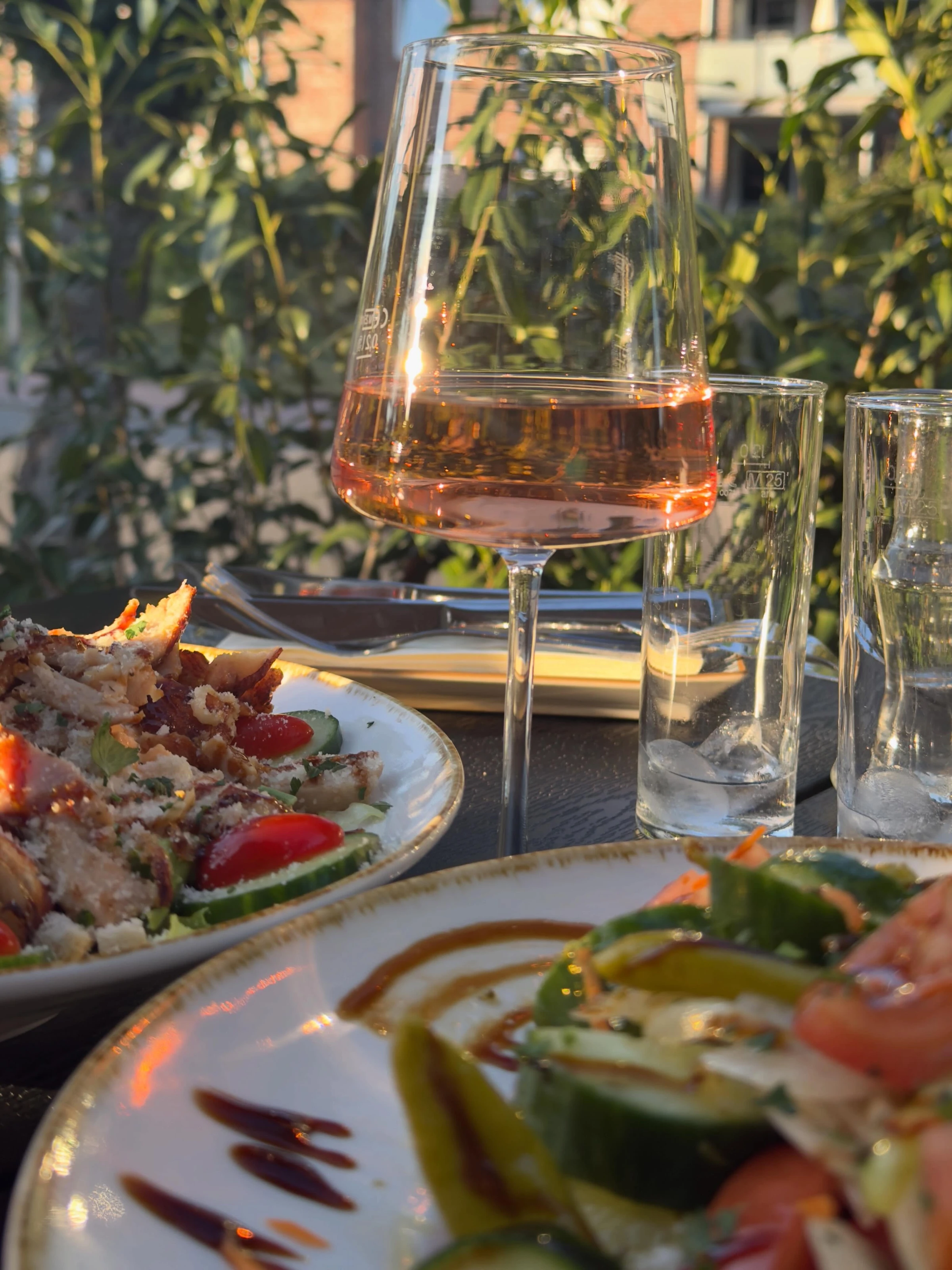 Gedeckter Tisch mit Wein und griechischen Speisen im Restaurant Eviva