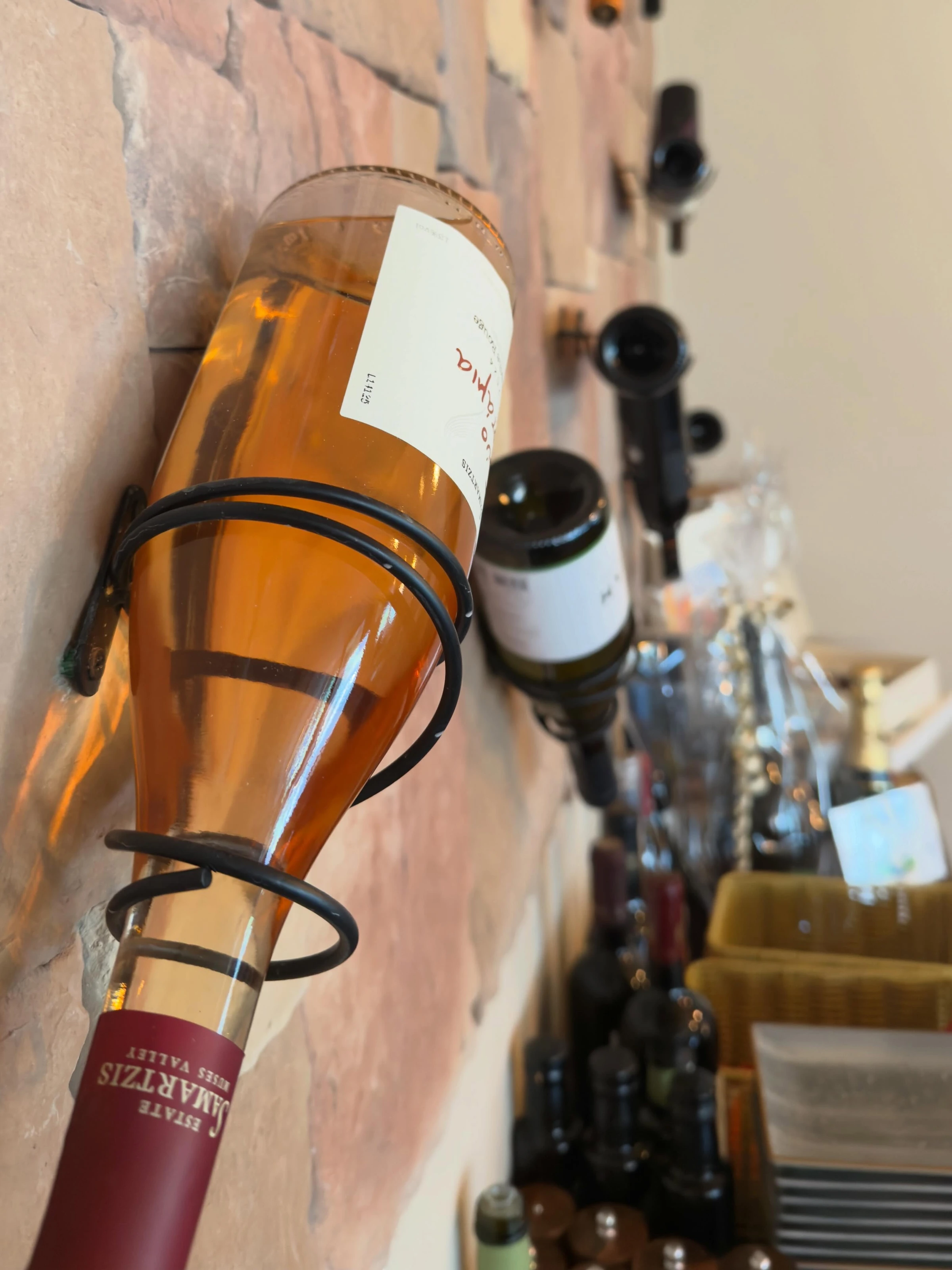 Roséwein in einer Flaschenhalterung im Restaurant Eviva